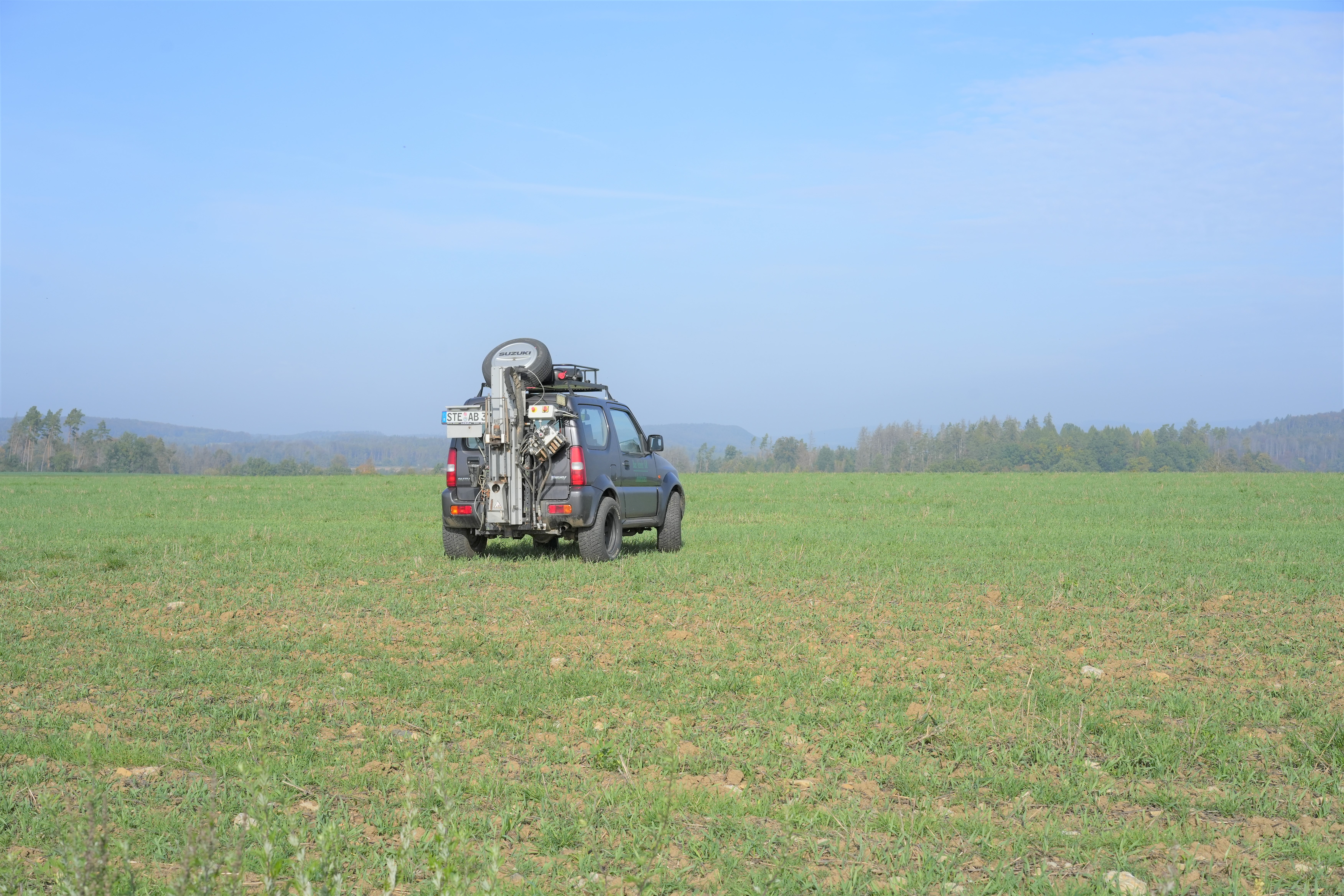 Ein Bodenprobenfahrzeug entnimmt Bodenproben im Rahmen des Projekts Klima-Landwirtschaft