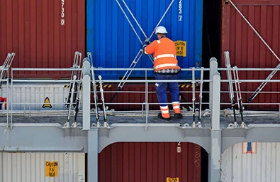 Arbeiter kontrollieren Frachtcontainer.