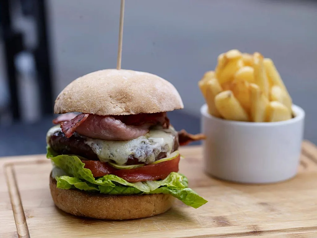 bar burger and chips