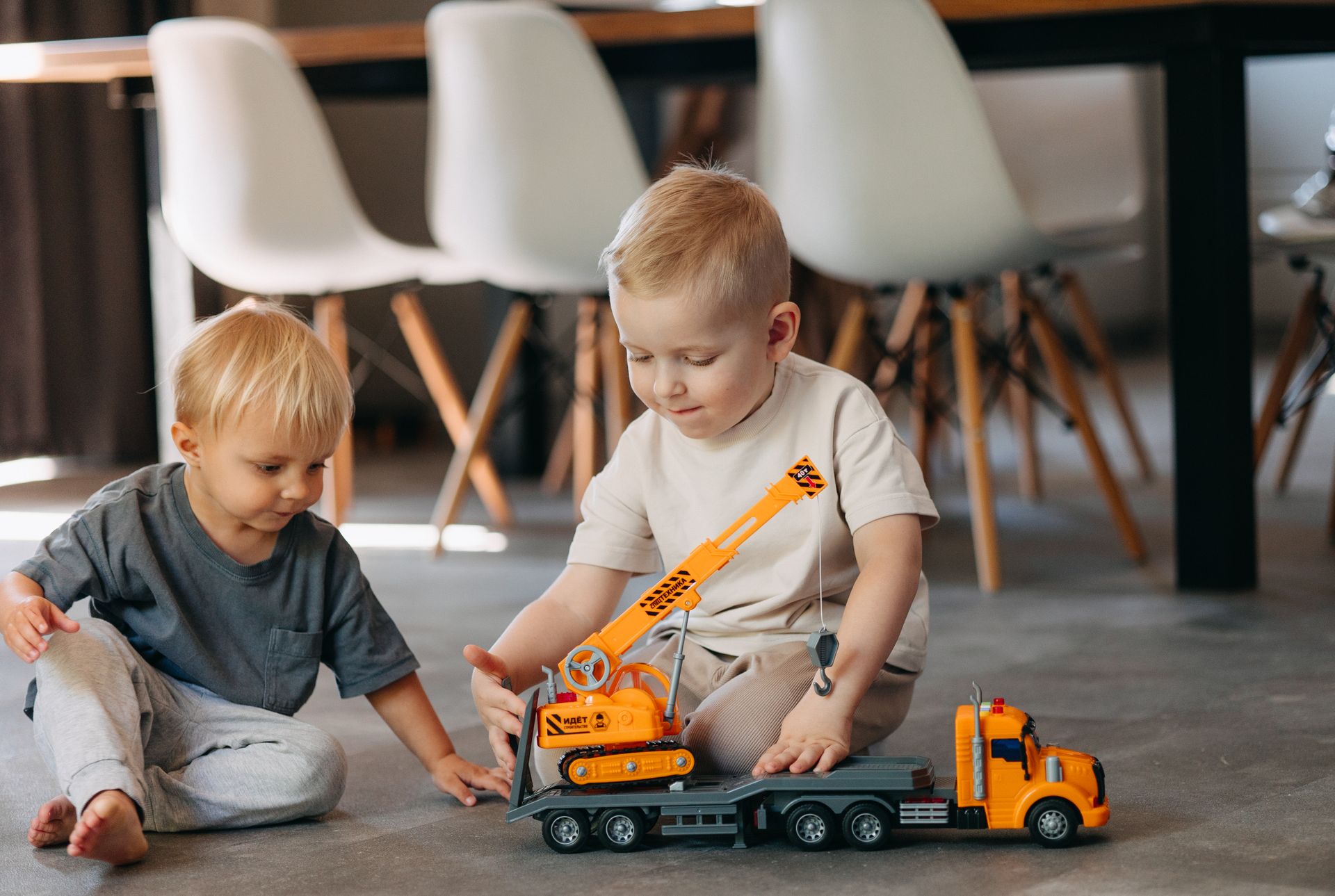 kid sharing toys