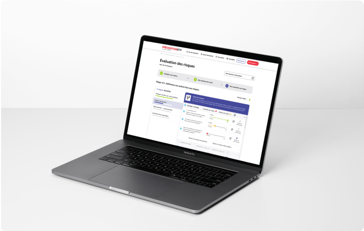 Image d’un ordinateur portable affichant une interface de gestion des risques professionnels. L’écran présente une étape de définition des actions face aux risques dans le cadre d’une évaluation, avec des options pour classer et réduire les risques selon différents critères.