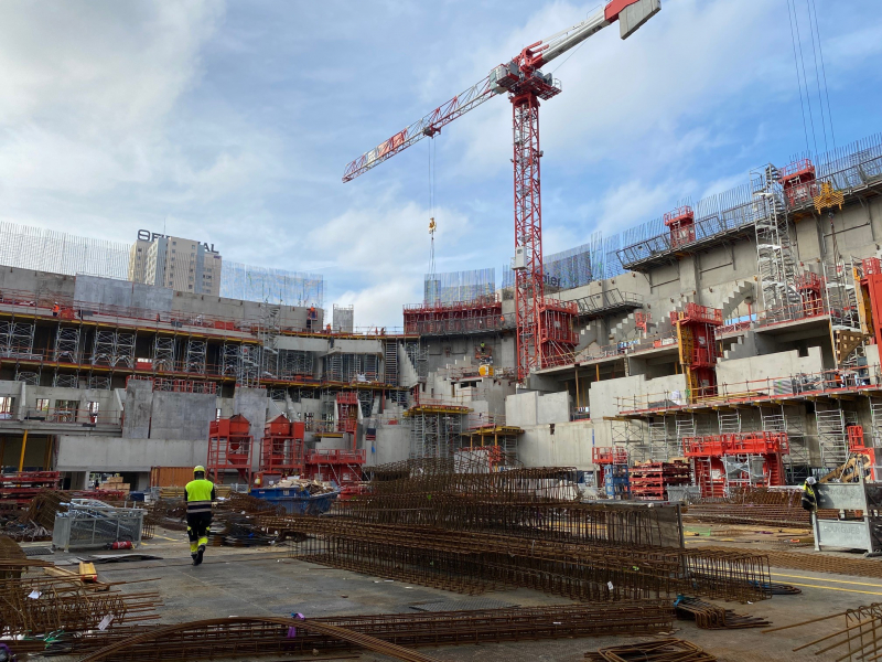 Tirant les enseignements des JO Paris 2024, à l’occasion desquels la signature d’une charte sociale avait permis de diviser par quatre l’accidentologie sur les chantiers, la ministre du Travail et de l'Emploi a annoncé de nouvelles mesures liées au plan accidents du travail graves et mortels en cours.