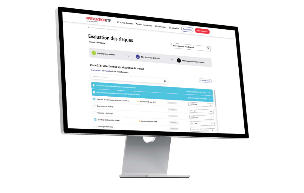 Capture d’écran montrant une interface d’évaluation des risques professionnels sur un écran d’ordinateur. L’interface inclut des étapes pour sélectionner des situations de travail spécifiques avec des catégories de risques identifiées, et des options pour les évaluer.