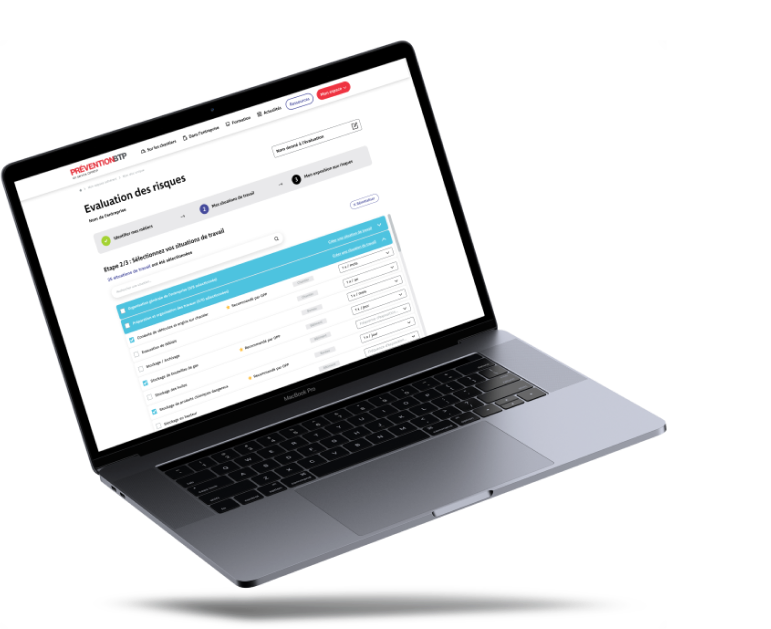 Un ordinateur portable affichant une interface d’évaluation des risques professionnels. L’écran montre une étape où l’utilisateur sélectionne des situations de travail spécifiques et évalue les risques associés. Les options sont listées avec des cases à cocher et des critères d’évaluation. L’application fait partie de la plateforme Prévention BTP.