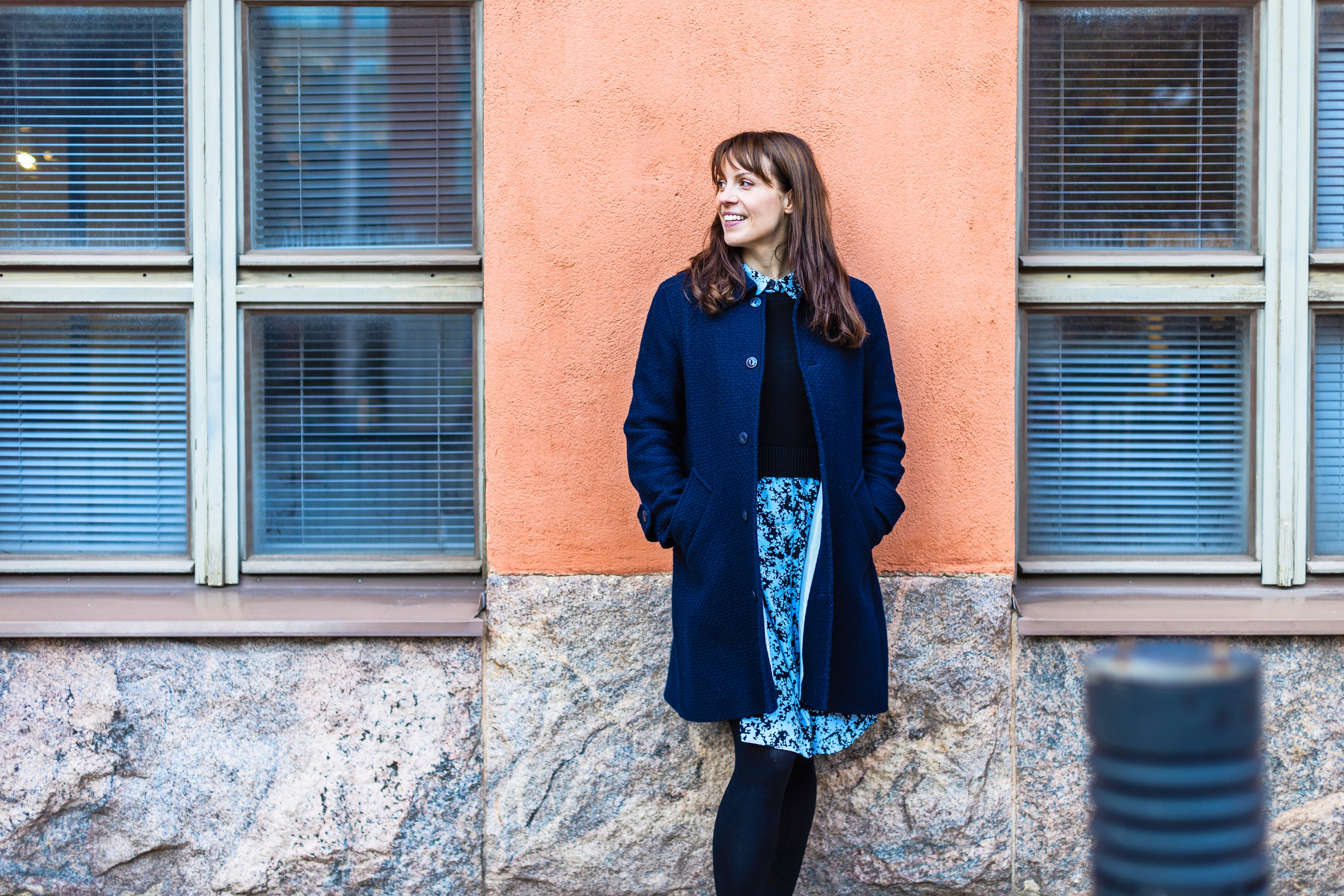 Katri nojaa seinään ja katsoo vasemmalle