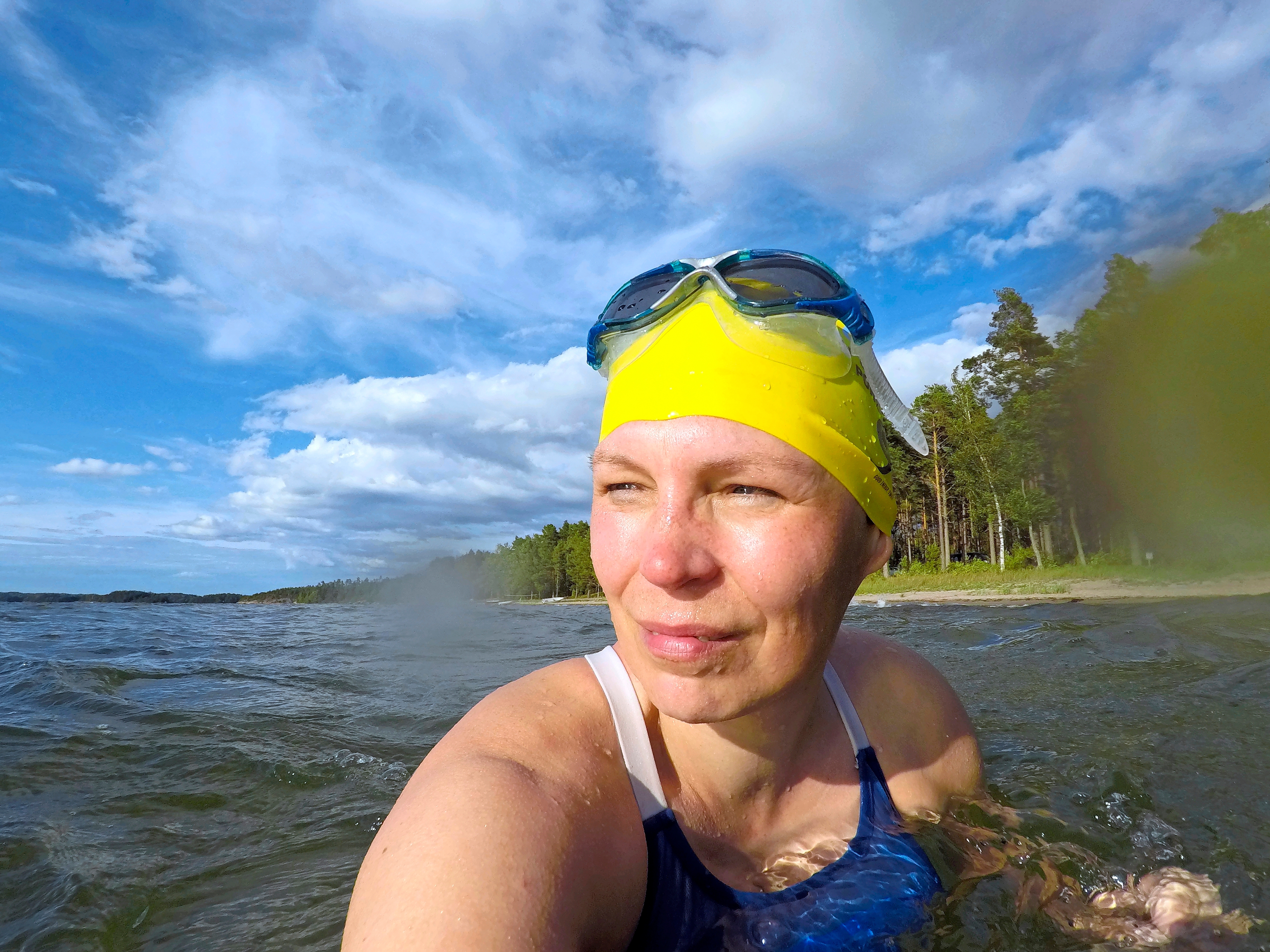 Päivi Pälvimäki vedessä uimalakki päässään.
