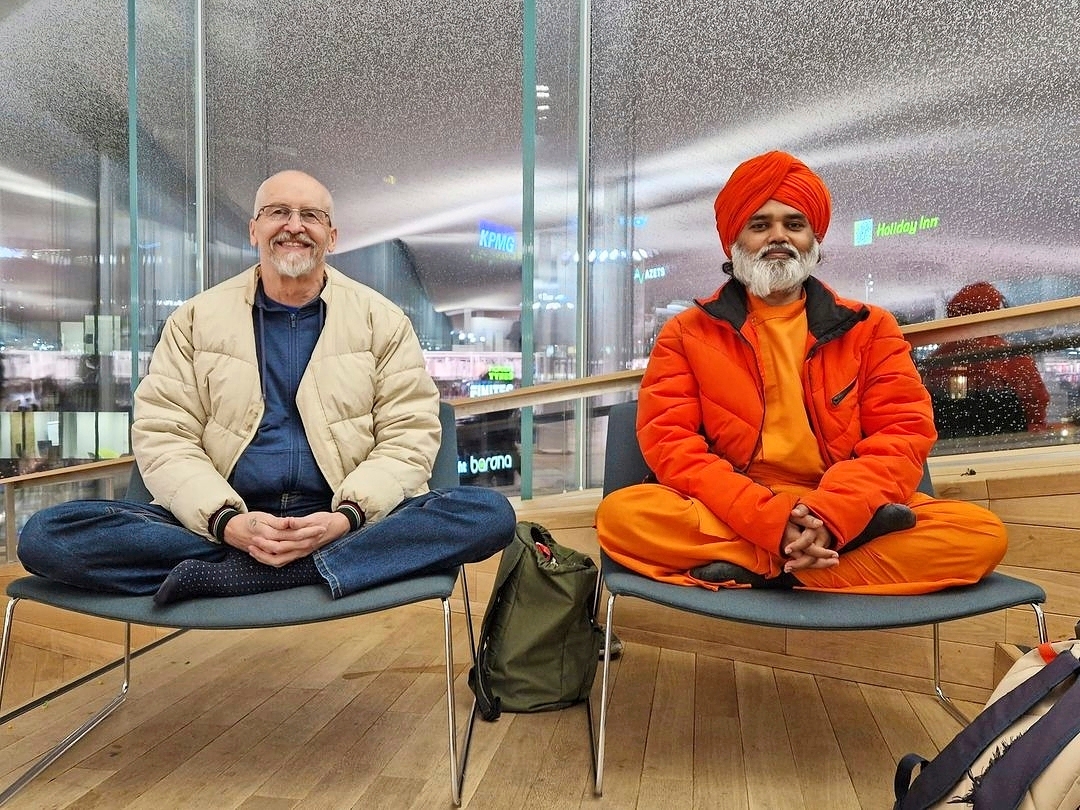 Taavi Kassilan jokapäiväinen meditaatiohetki Oodissa intialaisen joogin, Dada Bhavorattarandan, kanssa.