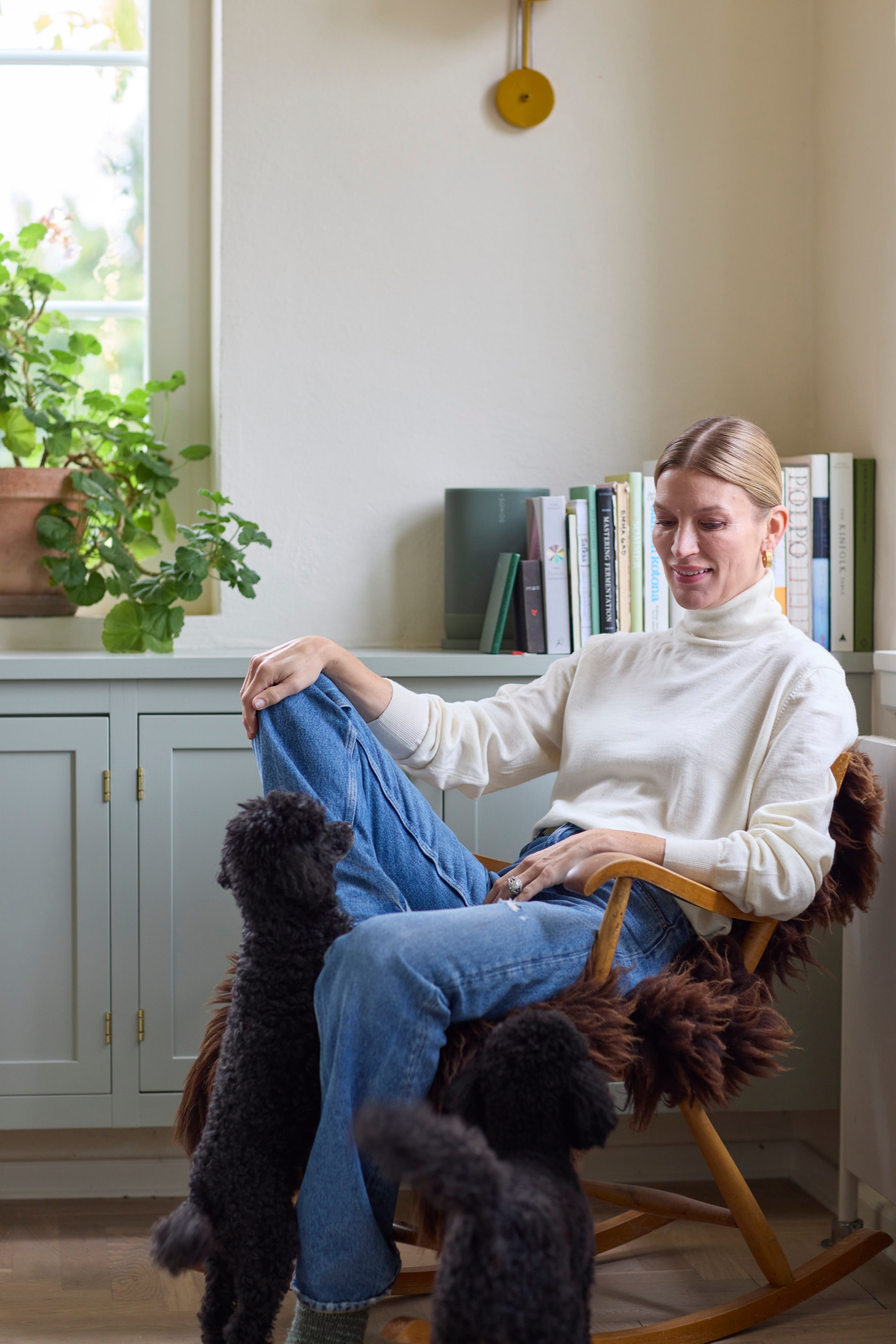 Niina lukee koira vieressään