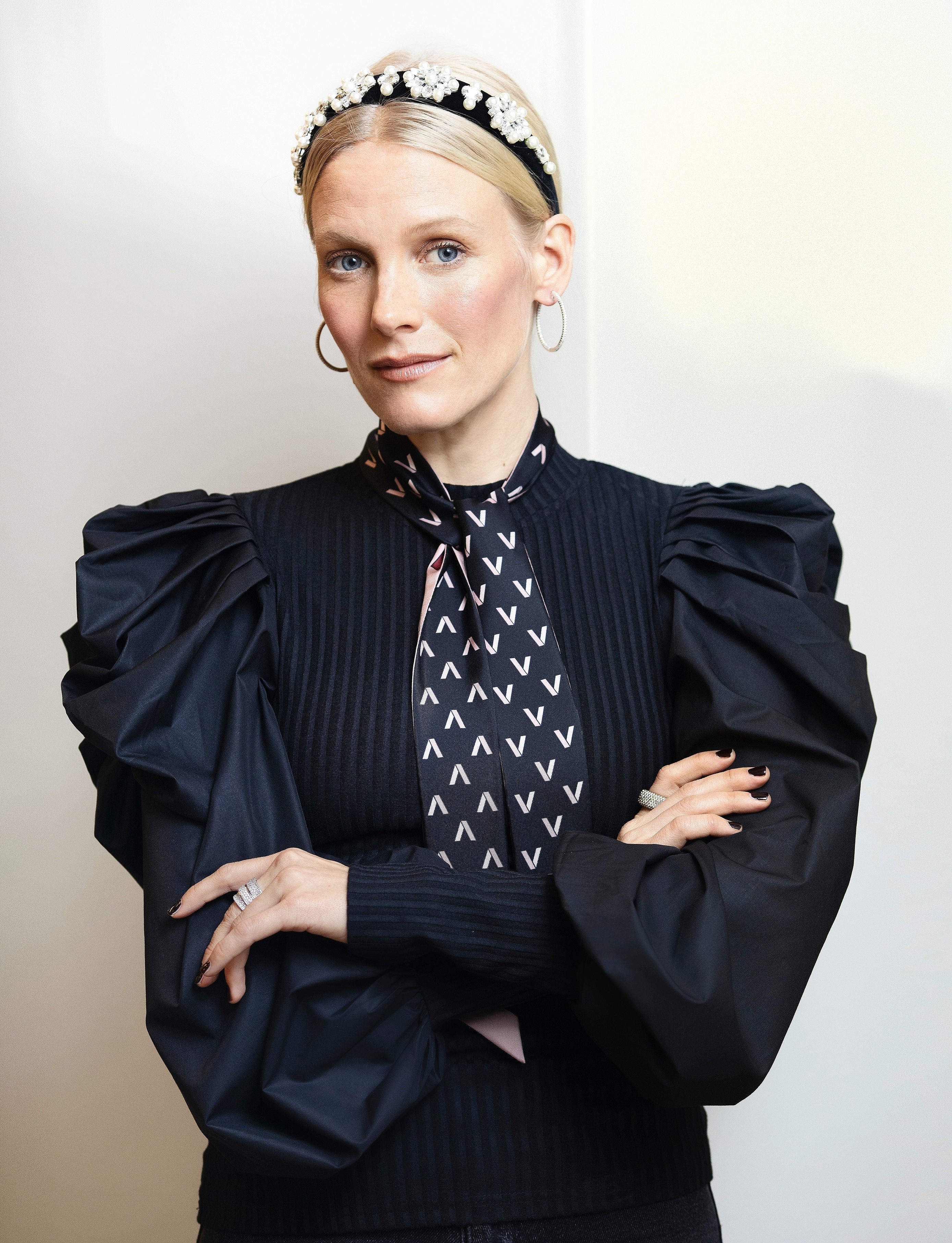 Laura Birn poseeraa muotikuvassa kädet puuskassa