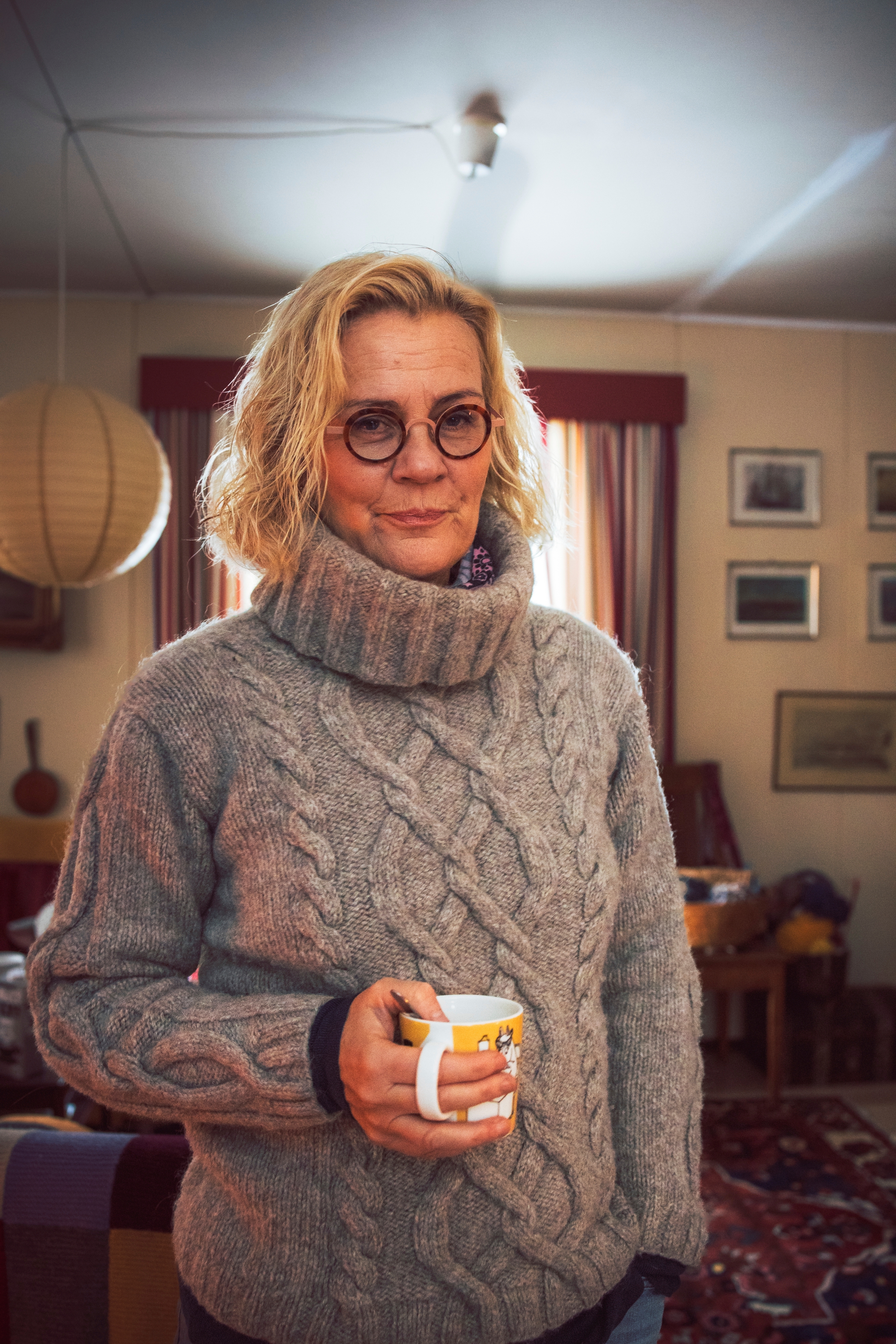 Bettina Sågbom-Ek seisoo muki kädessään.