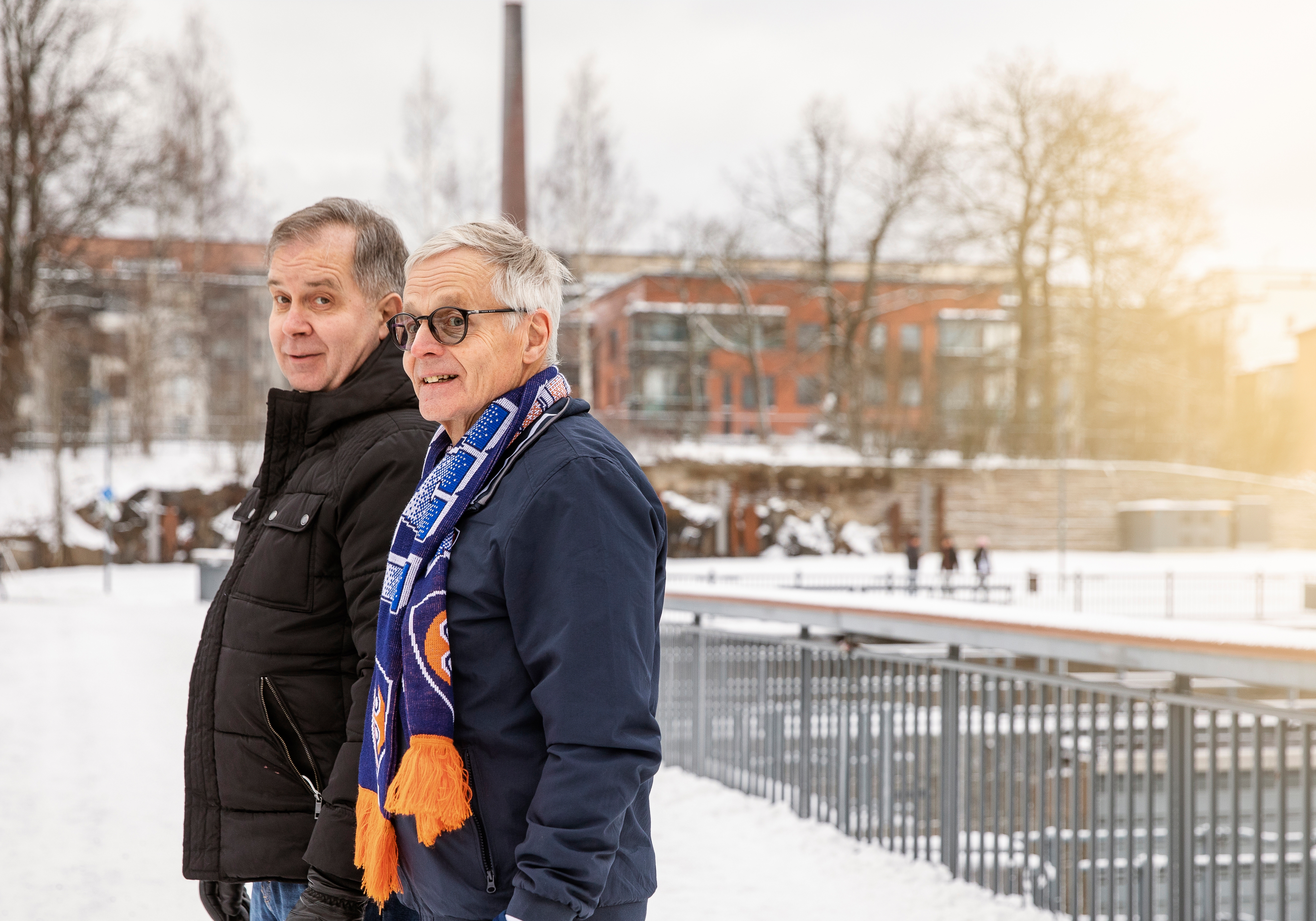 Ystävykset vierekkäin joen rannalla