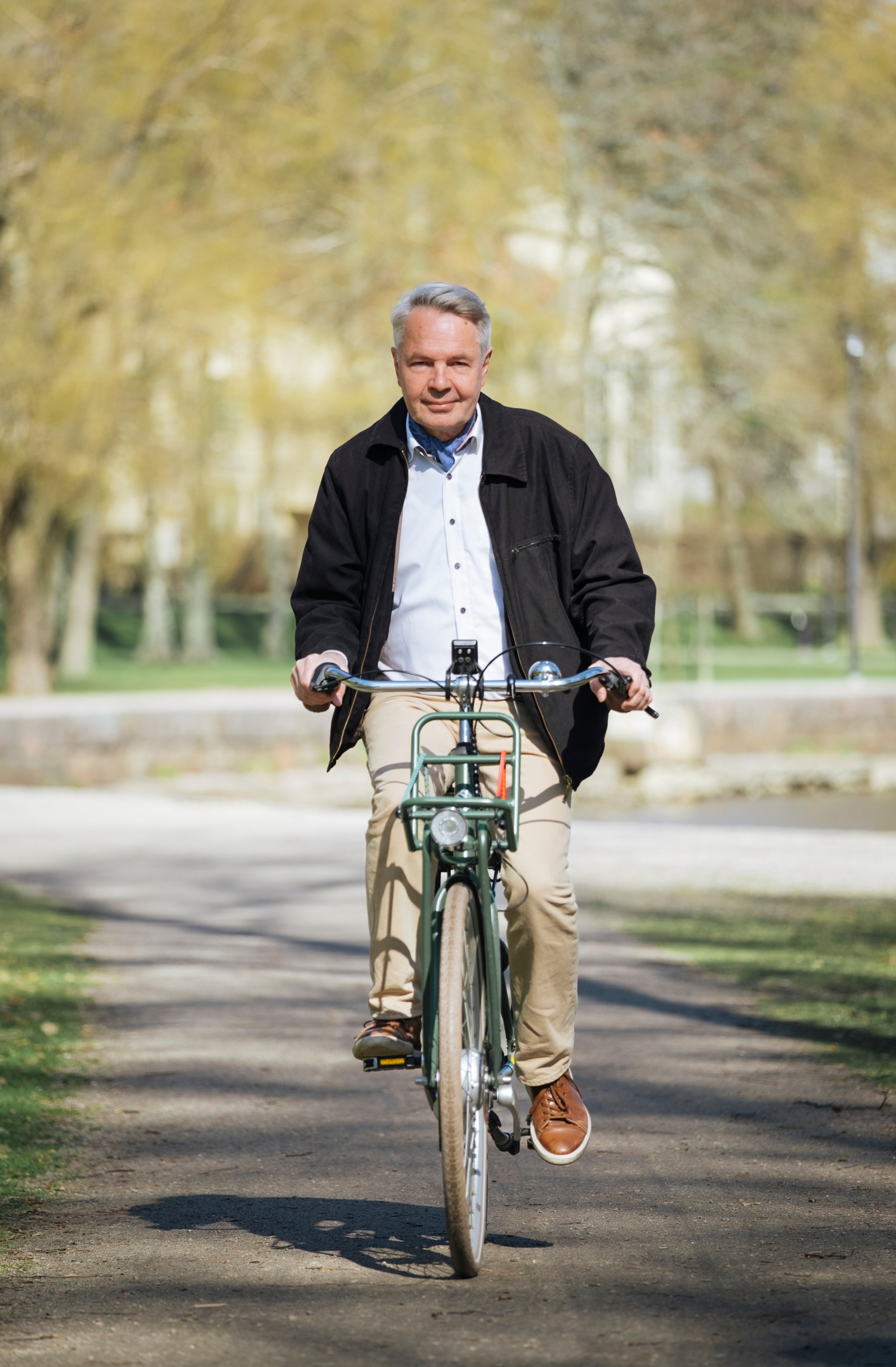 Pekka Haavisto ajaa polkupyörällä