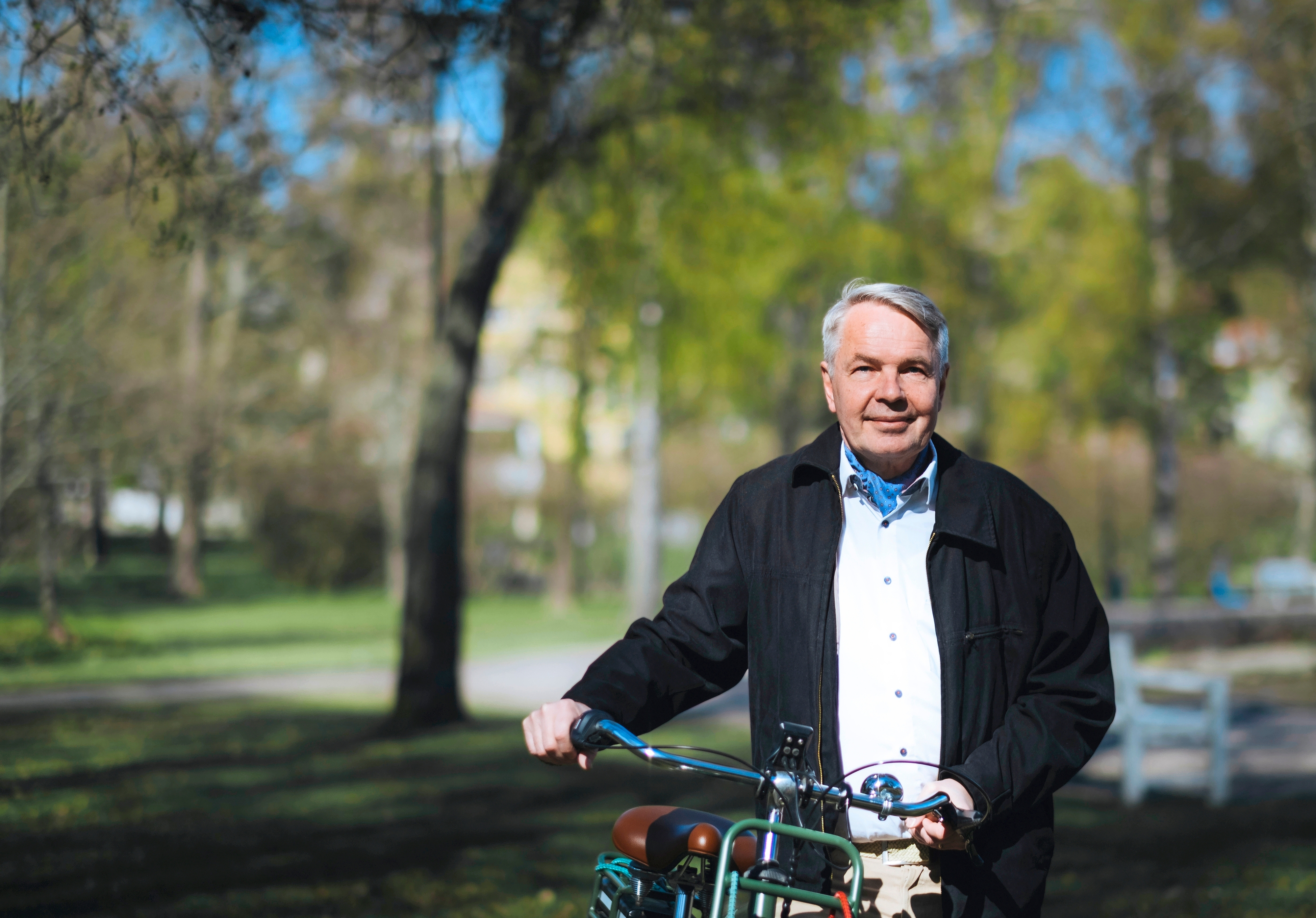 Pekka Haavisto taluttaa polkupyörää
