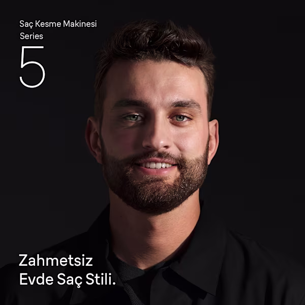 Braun erkekler için saç kesme makinesi Series 5 kullandıktan sonra güvenle gülümseyen genç adam Braun erkekler için saç kesme makinesi Series 5 kullandıktan sonra güvenle gülümseyen genç adam