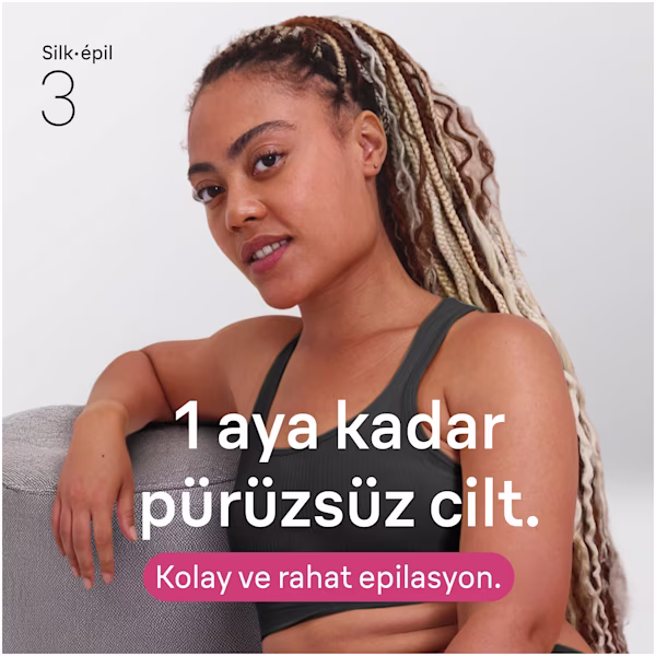 Yerde oturan ve bir tabureye dayanan bir kadının üst vücudunun yakın çekim görüntüsü. Yerde oturan ve bir tabureye dayanan bir kadının üst vücudunun yakın çekim görüntüsü.