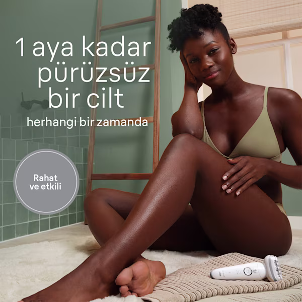 Banyoda bacağına dokunan kadın Banyoda bacağına dokunan kadın