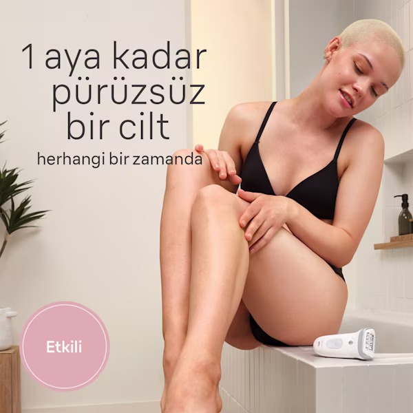 Banyoda bacağına dokunan kadın Banyoda bacağına dokunan kadın