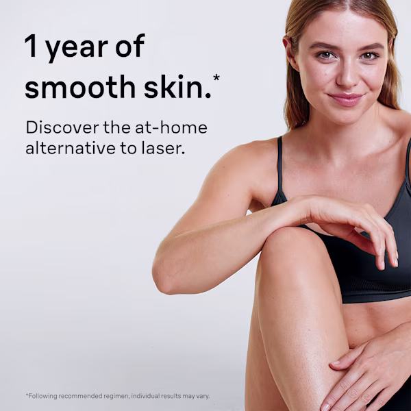 Braun IPL Mini kullandıktan sonra oturur pozisyonda bir kadının cilt değerlendirmesi çekimi Braun IPL Mini kullandıktan sonra oturur pozisyonda bir kadının cilt değerlendirmesi çekimi