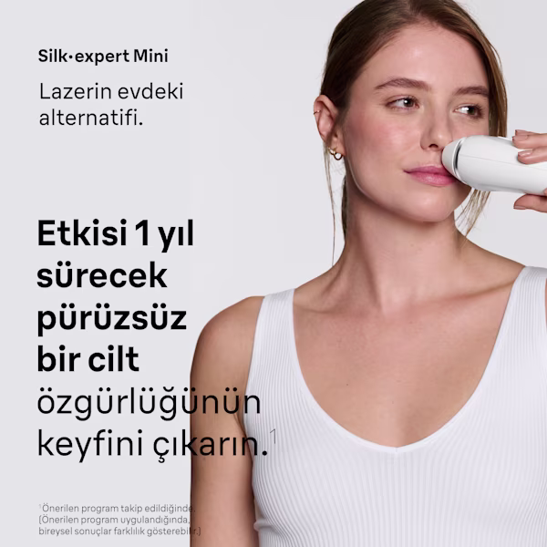 Üst dudağında Braun Silk·expert Mini kullanan bir kadının fotoğrafı. Üst dudağında Braun Silk·expert Mini kullanan bir kadının fotoğrafı.