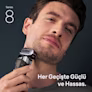 Series 8 tıraş makinesi ile tıraş olan bir adam. Metin: Her geçişte güçlü ve hassas.