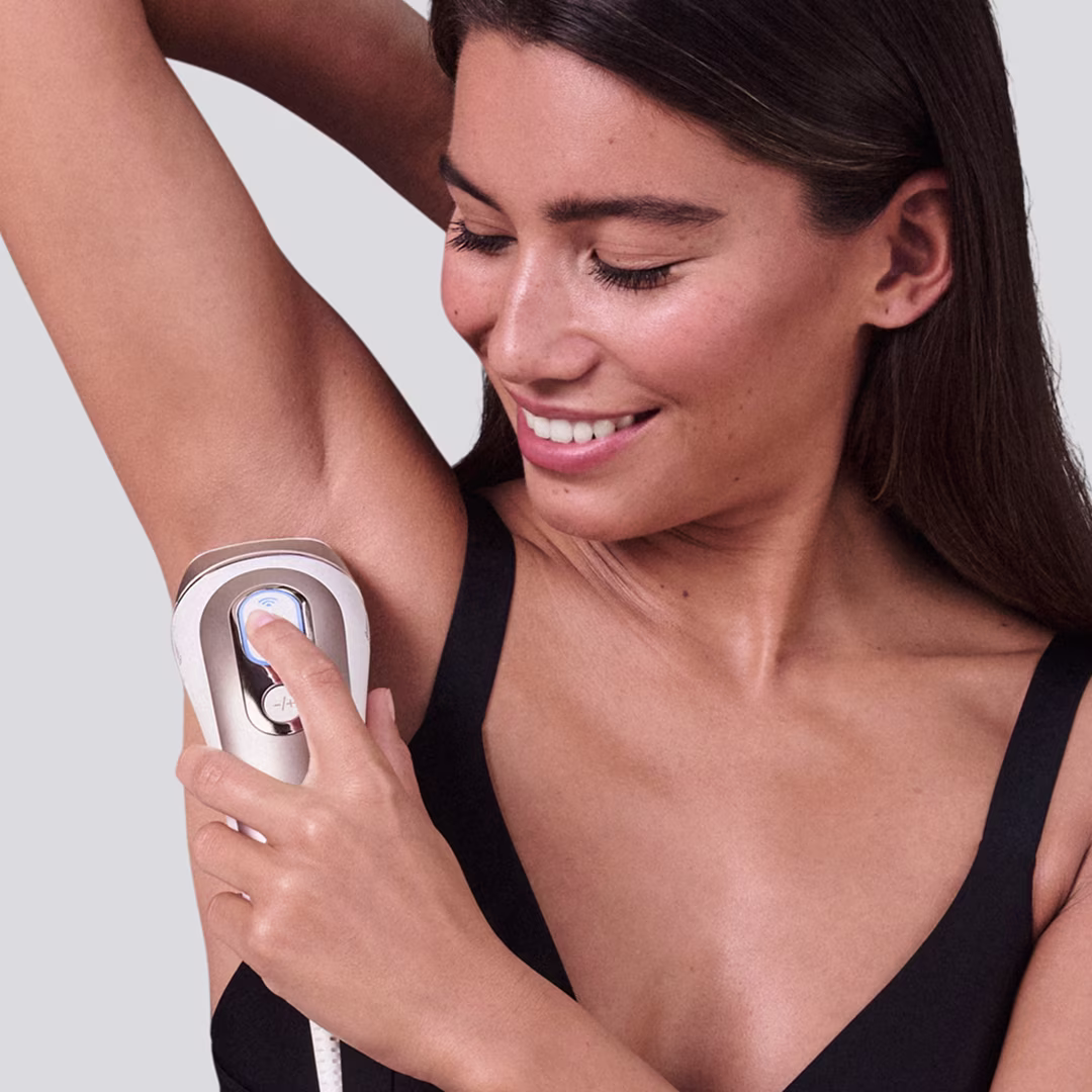 Braun Skin i·expert’in koltuk altında kullanılabileceğini gösteren bir kadının fotoğrafı. Braun Skin i·expert’in koltuk altında kullanılabileceğini gösteren bir kadının fotoğrafı.