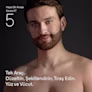 Braun Series XT 5 hepsi bir arada düzeltici kitini kullandıktan sonra genç üstsüz adam