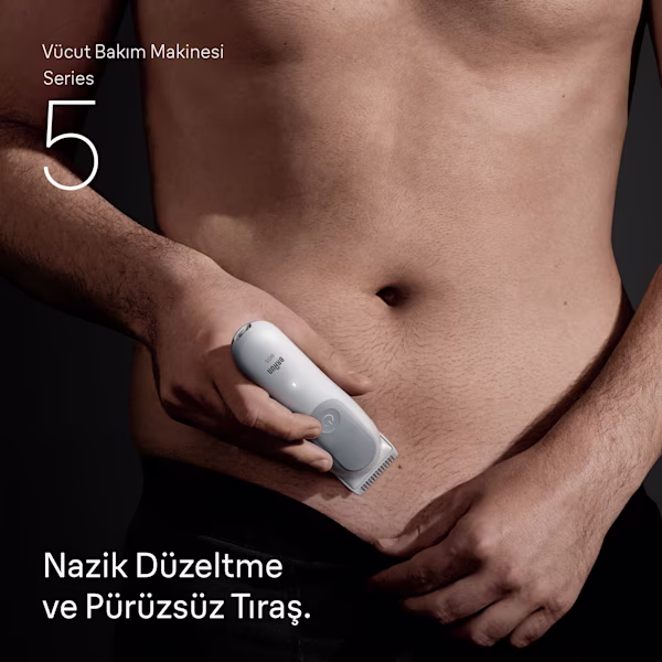 Braun Vücut Bakım Makinesi Series 5’i karnının alt kısmında kullanan bir adamın karın bölgesinin çekimi Braun Vücut Bakım Makinesi Series 5’i karnının alt kısmında kullanan bir adamın karın bölgesinin çekimi
