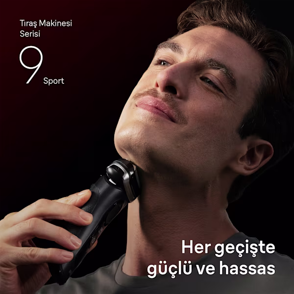 Serisi 9 Sport versiyonuyla sakalını tıraş eden adam. Serisi 9 Sport versiyonuyla sakalını tıraş eden adam.