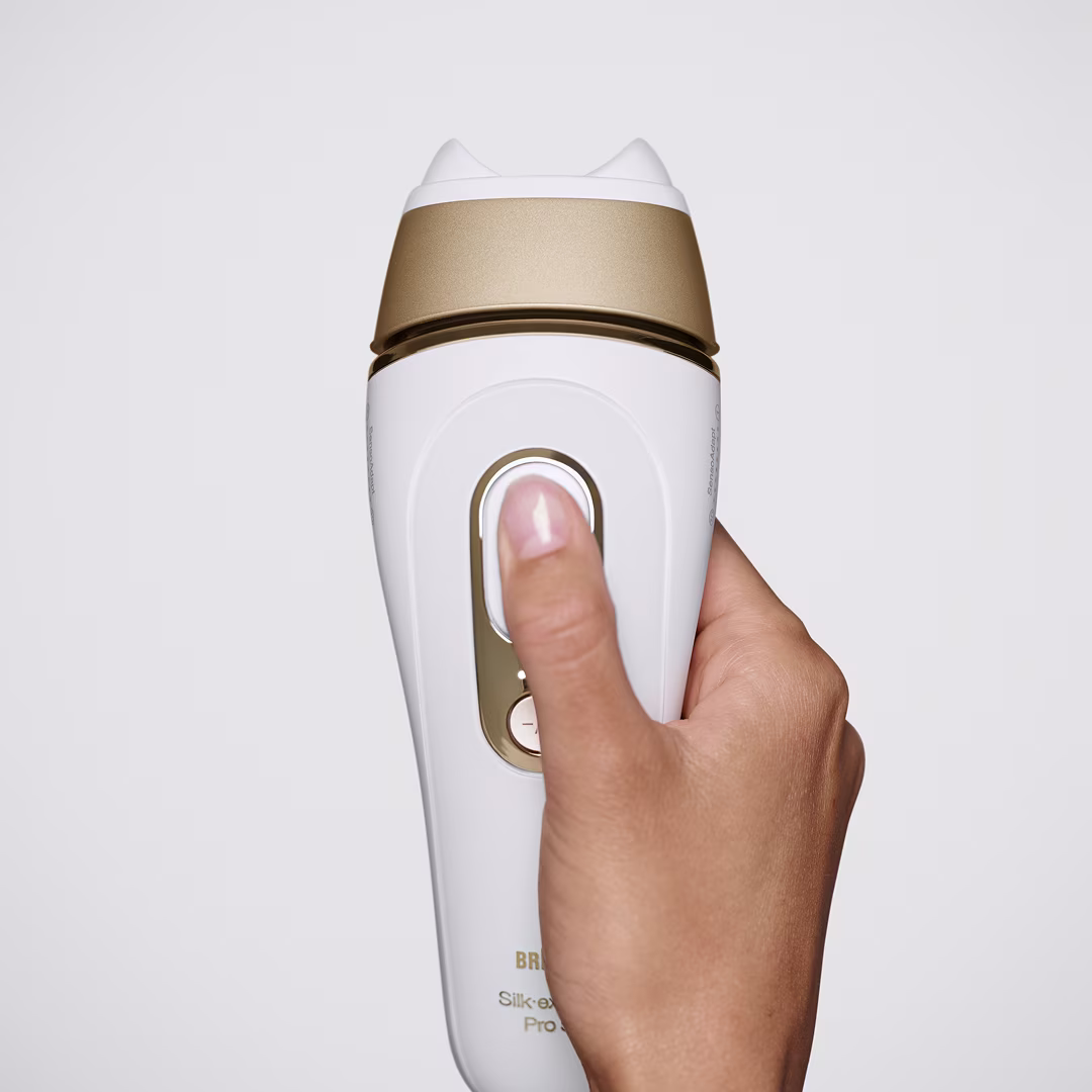 Bir el, Braun Silk·expert Pro 5’ü dik tutarak cihazın önünü gösteriyor. Bir el, Braun Silk·expert Pro 5’ü dik tutarak cihazın önünü gösteriyor.