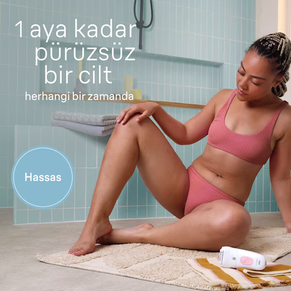 Banyoda bacağına dokunan kadın Banyoda bacağına dokunan kadın