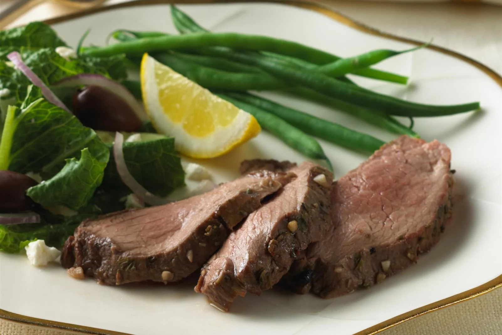 Gigot d'agneau rà´ti à la grecque, marinade à la grenade et aux cranberries