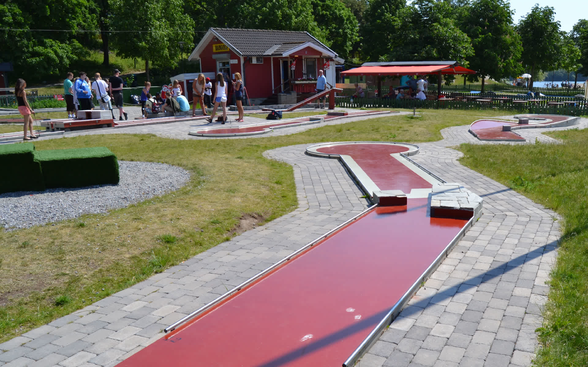 Anläggning Tantogårdens bangolf med kiosken på bakgrunden.