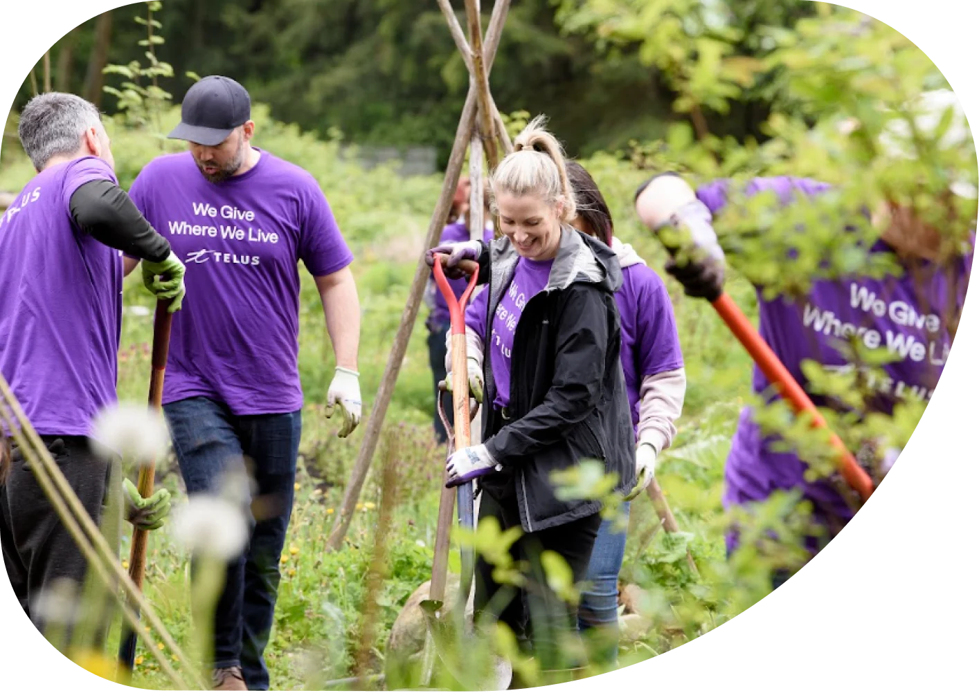 Photo of TELUS team members contributing to community projects.