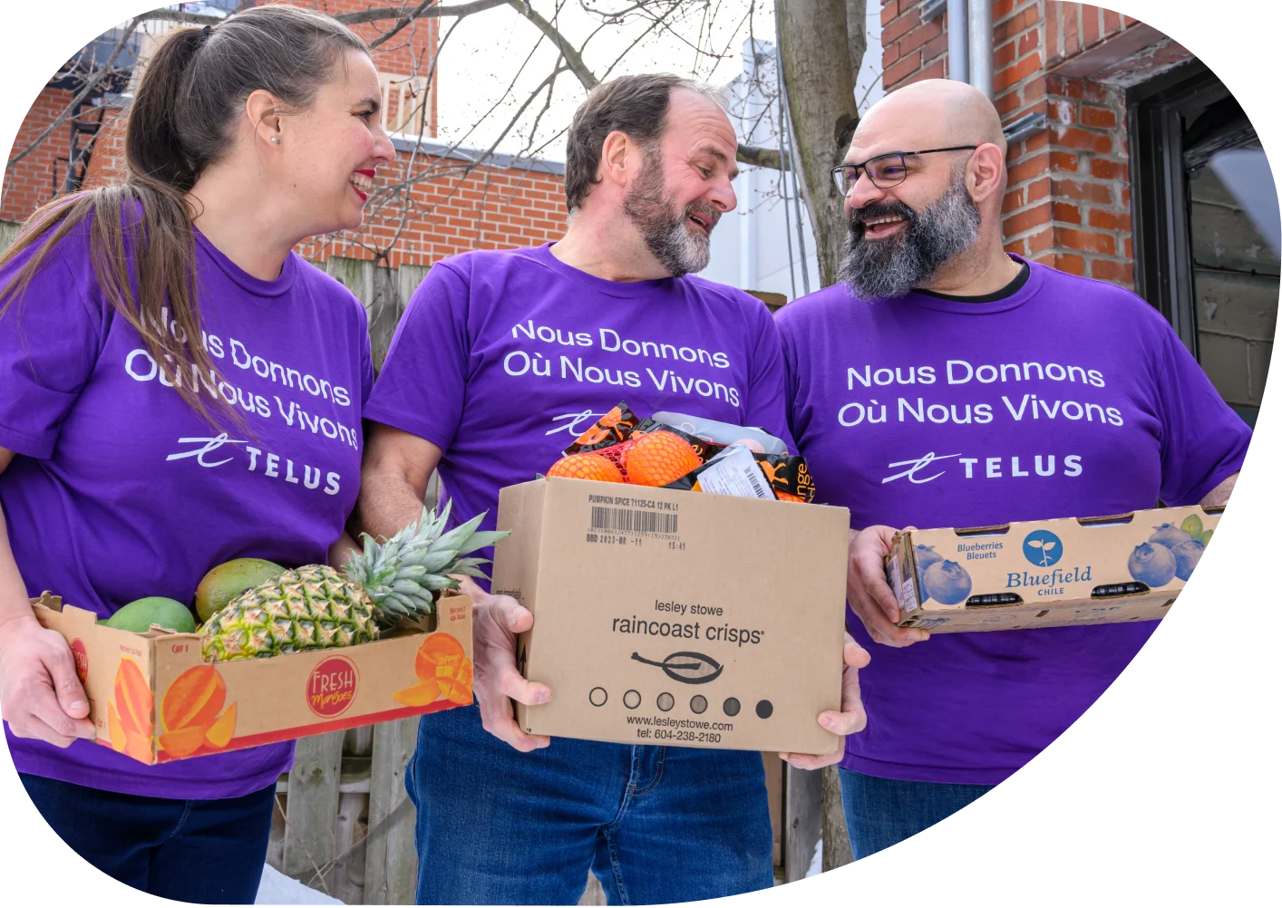 Photo de membres de l’équipe TELUS participant à des projets communautaires.