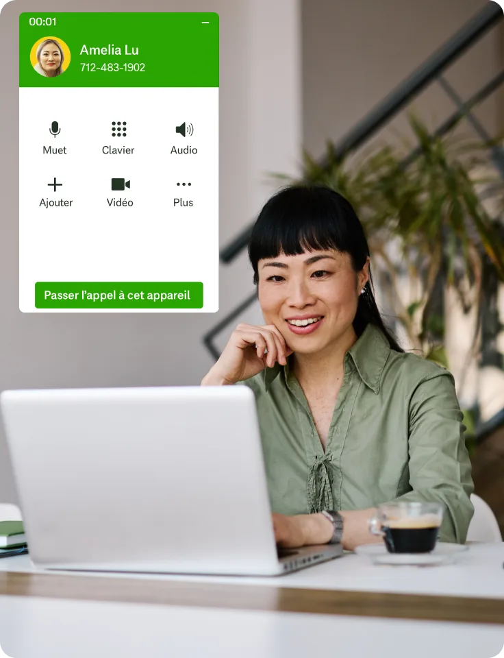 Femme à l’ordi avec interface d’appel mobile affichant l’option de transfert.