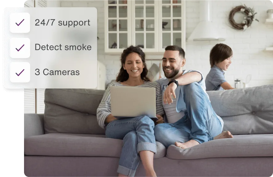 Un homme et une femme assis sur un divan regardent un ordinateur portable ensemble. En superposition, une liste de vérification comprenant « soutien en tout temps, caméra, détection de fumée », ce qui représente le jeu-questionnaire de Maison connectée.