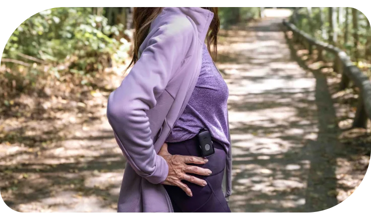 Femme portant un dispositif d’alerte médicale à la ceinture