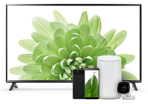 Télévision affichant une fleur verte avec un smartphone, une caméra de surveillance et un appareil domestique intelligent devant la télévision
