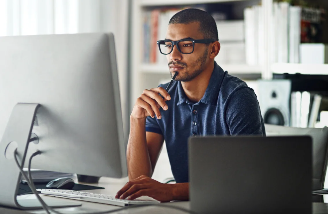 Un professionnel des RH réfléchit à la stratégie de conservation des documents de son entreprise