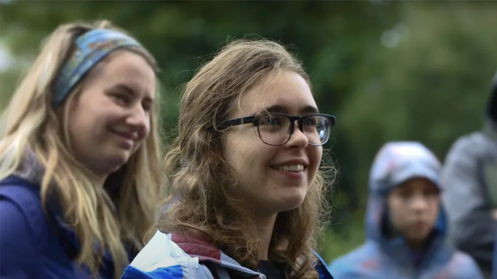 Une fille qui sourient