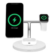 Un socle de recharge sans fil 3 en 1 de Belkin avec MagSafe recharge un iPhone, une montre Apple Watch et des écouteurs AirPods.
