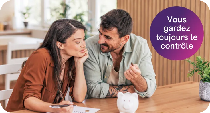 Un couple s’assoit à une table avec une tirelire et un bloc-notes pour discuter de finances. Un cercle violet affiche : « Vous gardez toujours le contrôle. »