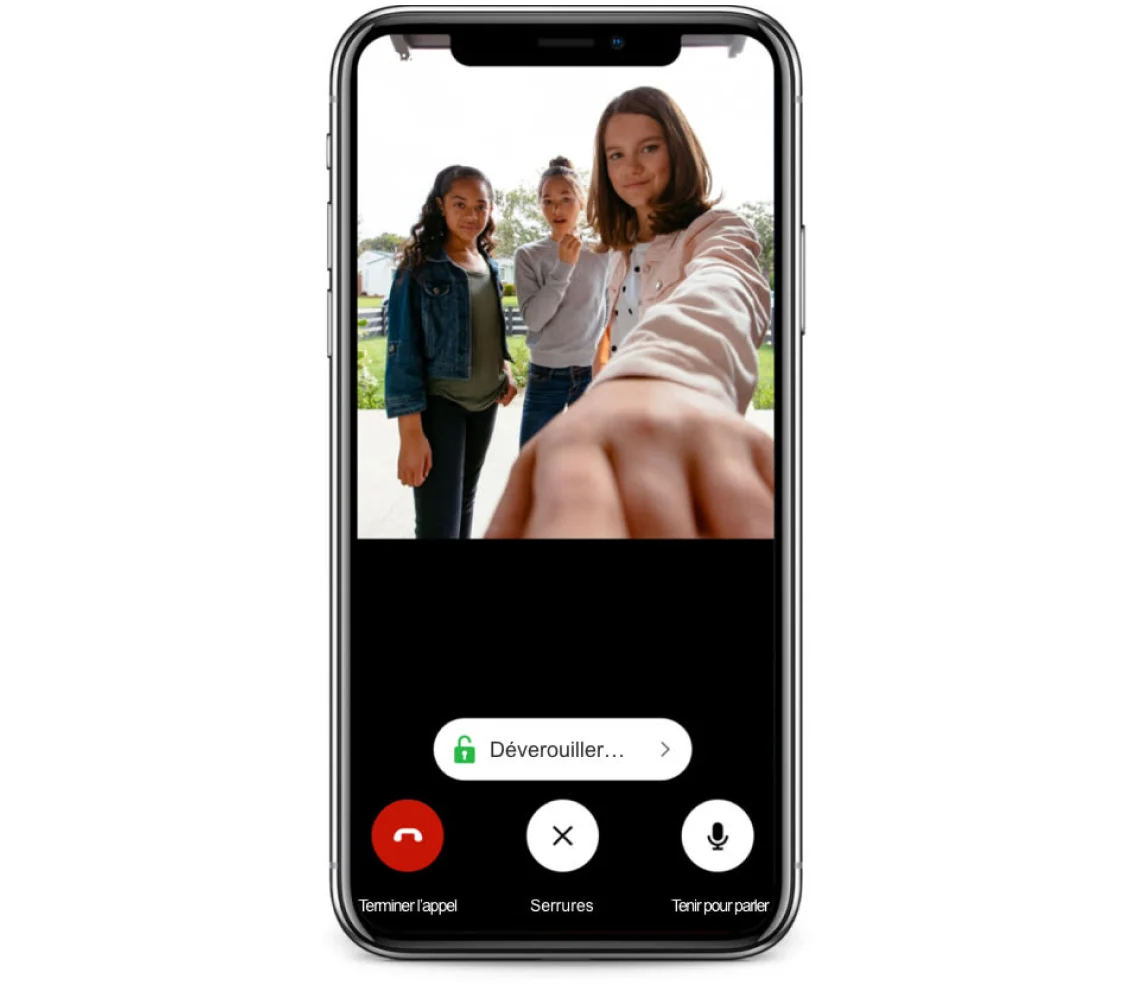 Flux vidéo d'une caméra de sonnette SmartHome, visualisé sur l'écran d'un smartphone