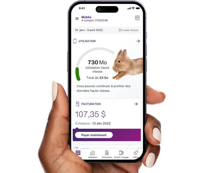 Une main tient un téléphone dont l’écran montre une facture d’un compte consommateur sur l’application Mon TELUS.