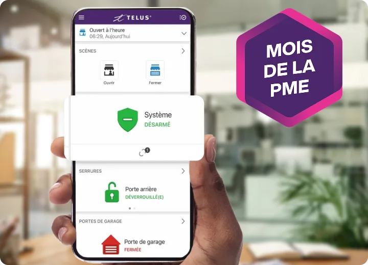 Un homme reçoit une alerte de sécurité sur son téléphone.