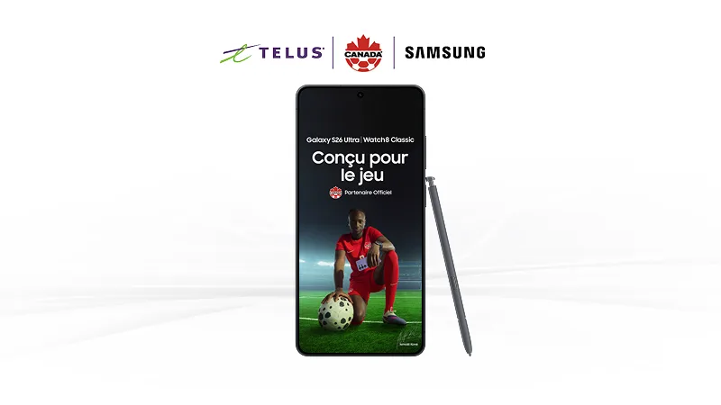 Un Samsung Galaxy S26 Ultra montre un joueur de soccer. Il y a les logos de TELUS, Soccer Canada et Samsung en haut.