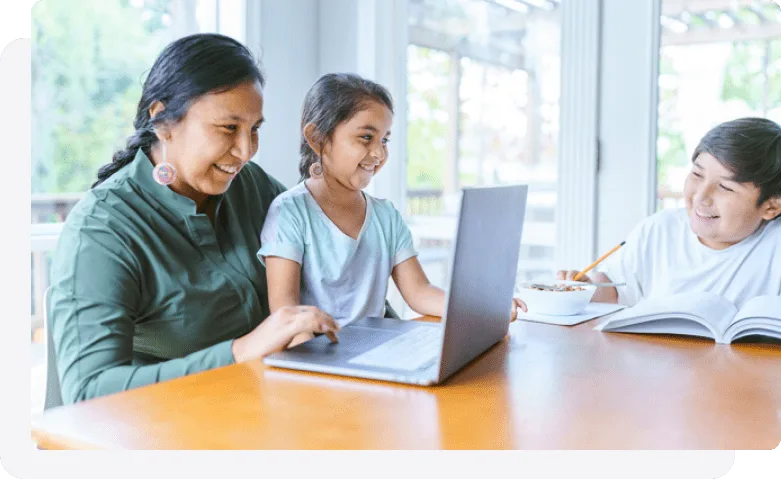 Une mère et son enfant utilisent leur ordinateur portable.