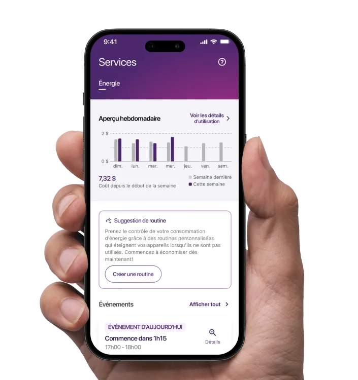 Une main tenant un téléphone intelligent avec l'application Maison connectée+ ouverte.