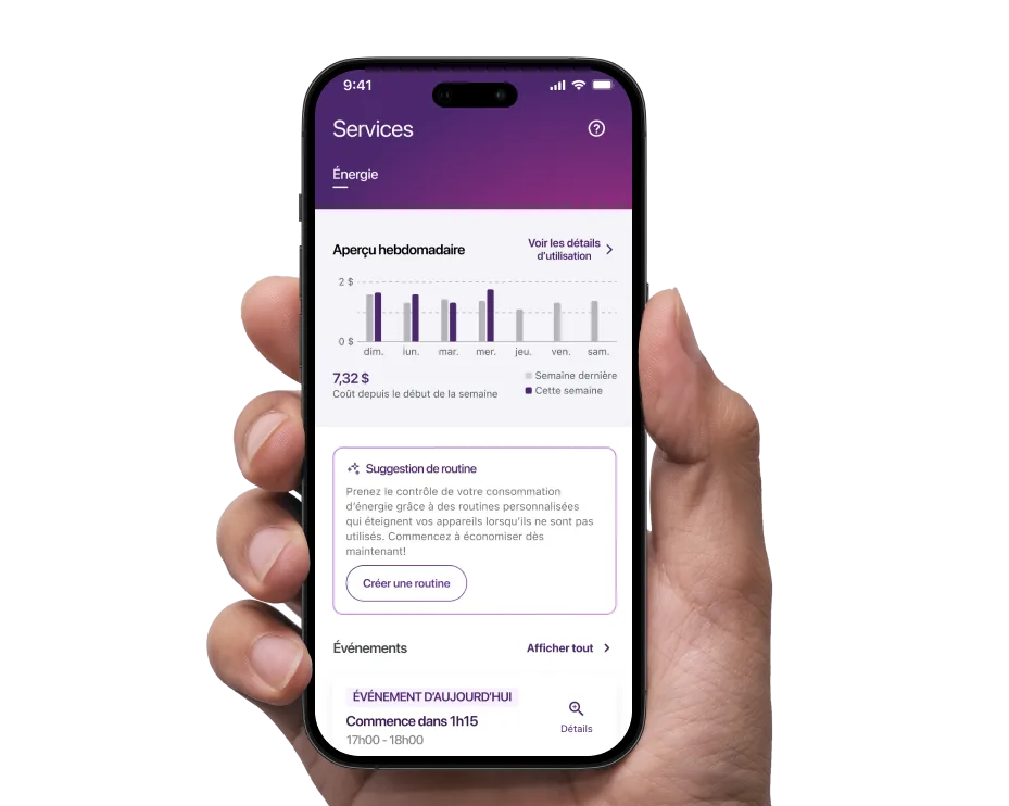 Une main tenant un téléphone intelligent avec l'application Maison connectée+ ouverte.