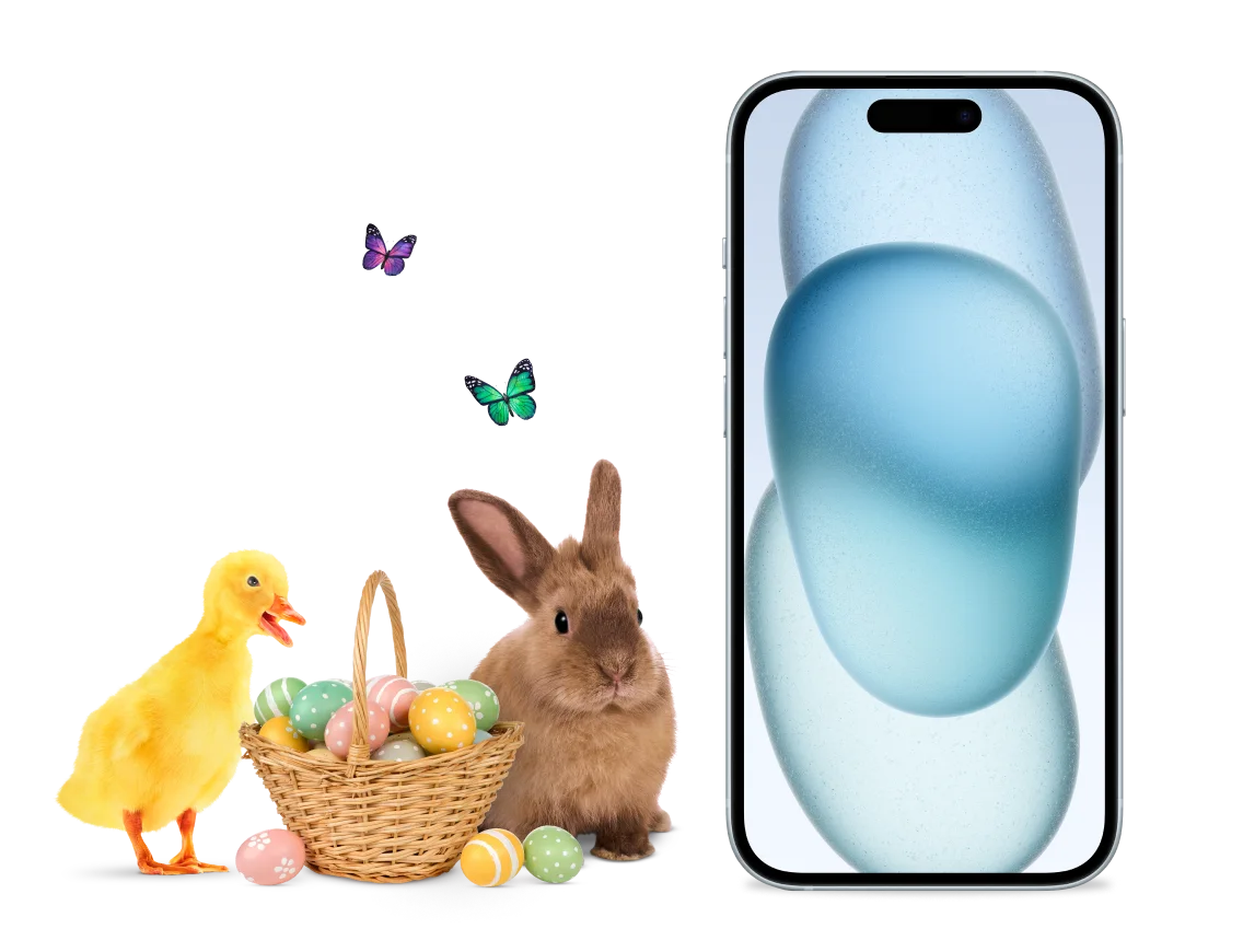 Un lapin et un caneton avec un panier rempli d’œufs de Pâques colorés et deux jolis papillons flanquent un iPhone 15 en Bleu.